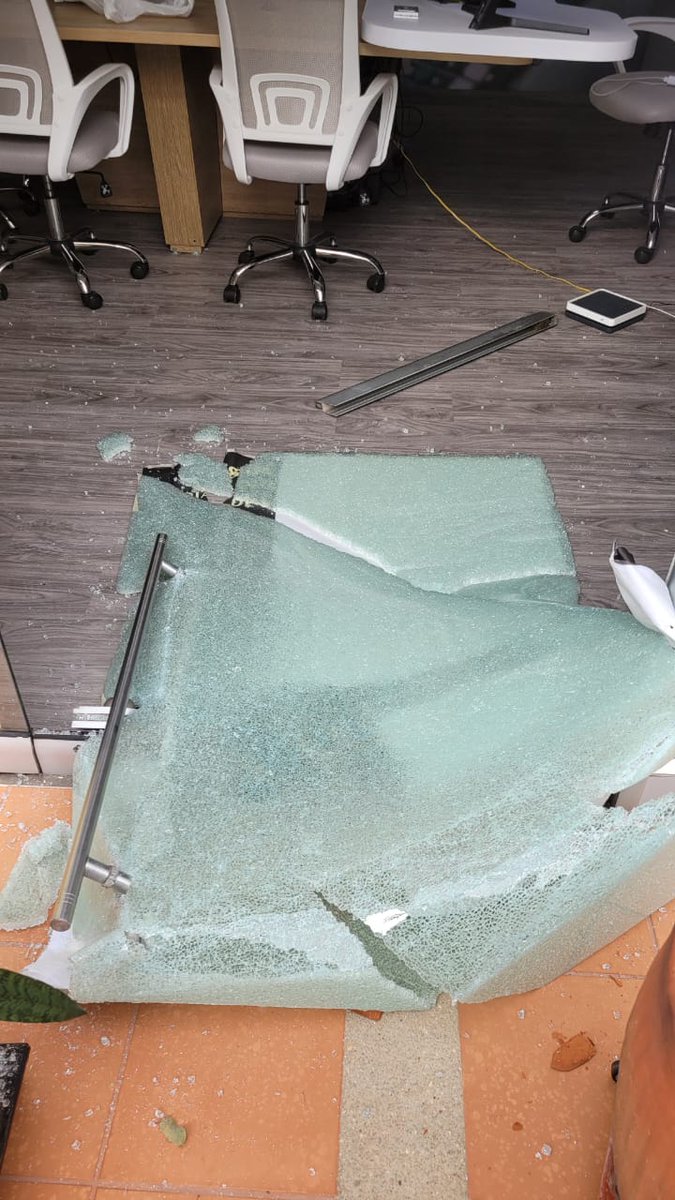 #Colombia RSF condena el atentado ocurrido el 22/5 contra la sede de la emisora comunitaria Mohana Stereo, en el departamento de Santander, con daños materiales a las instalaciones. Es urgente identificar a los responsables y reforzar la protección de las/los comunicadores🧵(1/3)