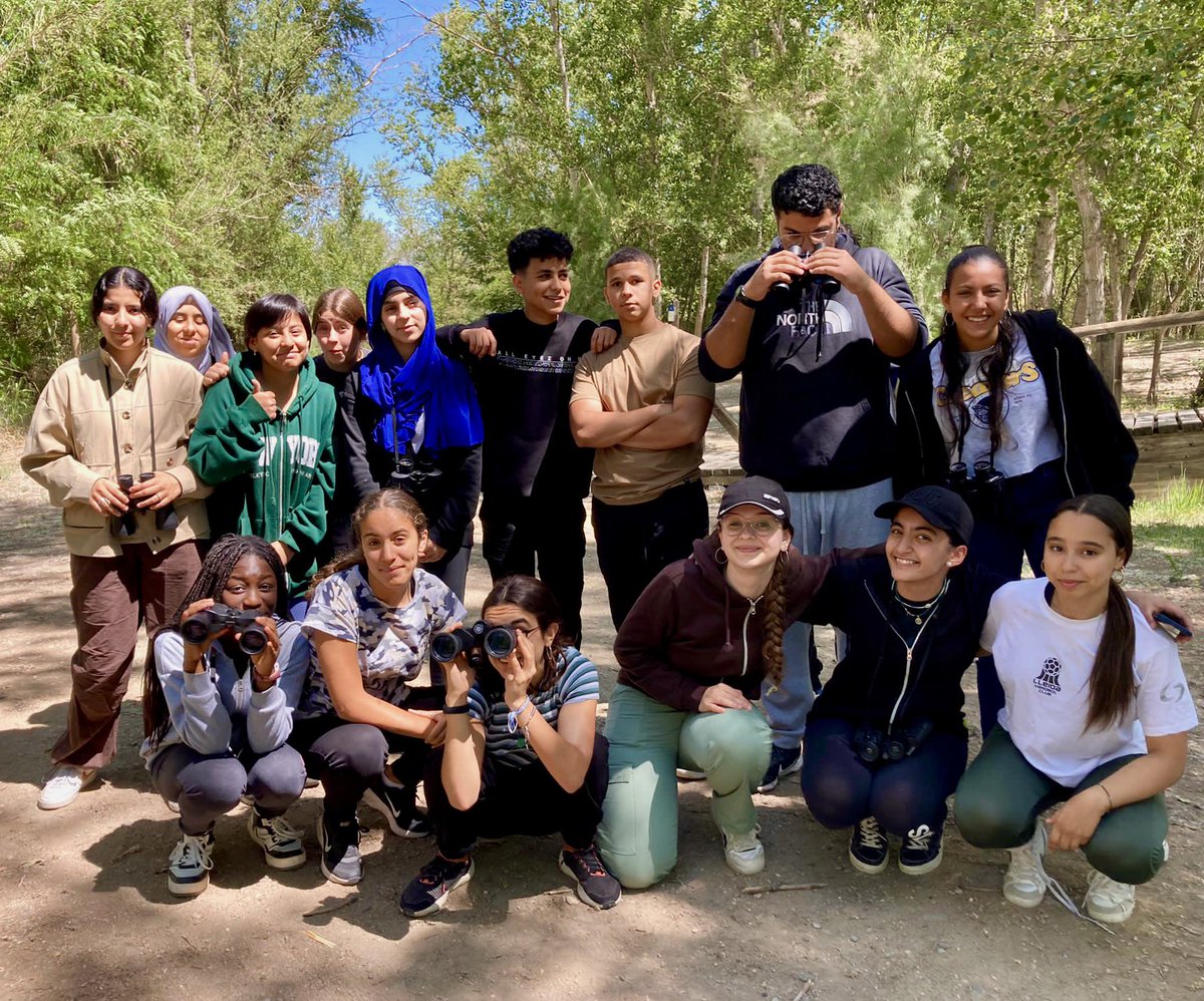 Guindavols's tweet photo. L’alumnat de biologia de 4 d’ESO han anat a la Mitjana a mesurar els principals paràmetres que afecten al riu i han avaluat els impactes que provoca l’activitat humana a l’ecosistema. Projecte #elssecretsdelaigua #ecologia @lleidaenverd @laurasegre @mercedelbarrio1 https://t.co/Uiykwvj5XP