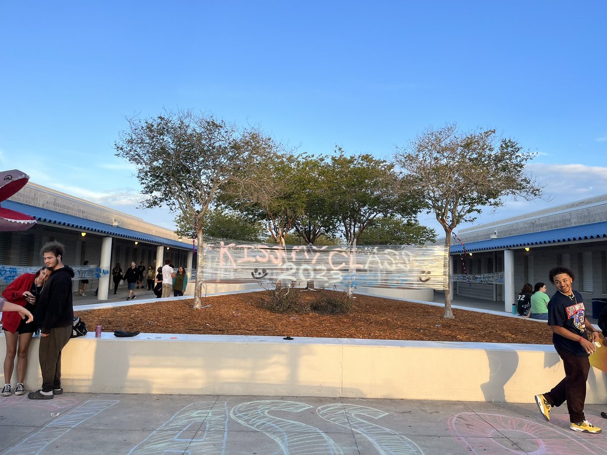 SuzanneStacey1's tweet photo. Senior prank, senior picnic and semester 2 on-track celebration. Such a fun day! 💙🌞🛝💦 @AncloteSharks https://t.co/nl5EfkZYLv