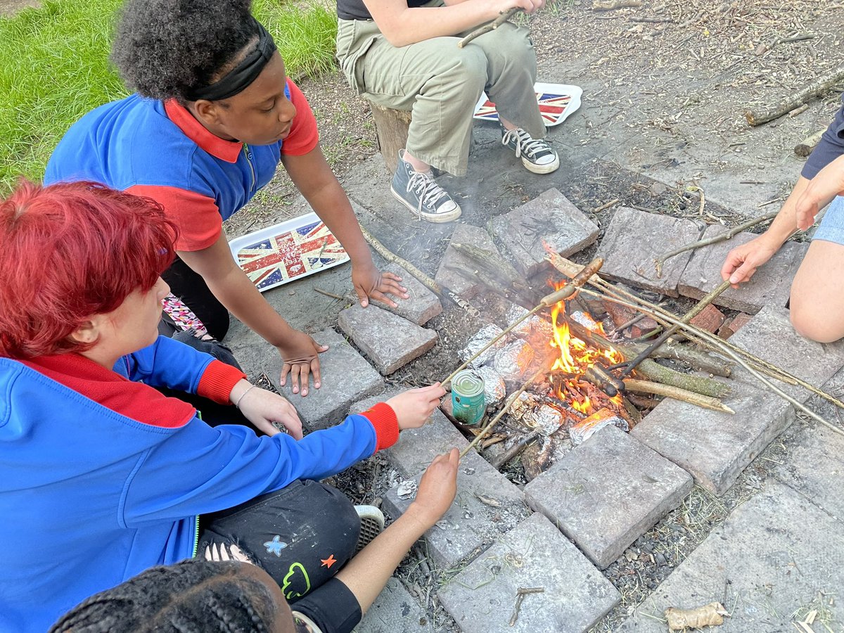 Cook out at #Haverings this evening. Lovely night for it. Back woods cooking. One patrol made garlic bread and cooked sausages on sticks. The others made campfire pizzas cooked in a cardboard box oven. #volunteeringisfun #campfire #aroundtheoldcampfire @luton_south @BedsGuides