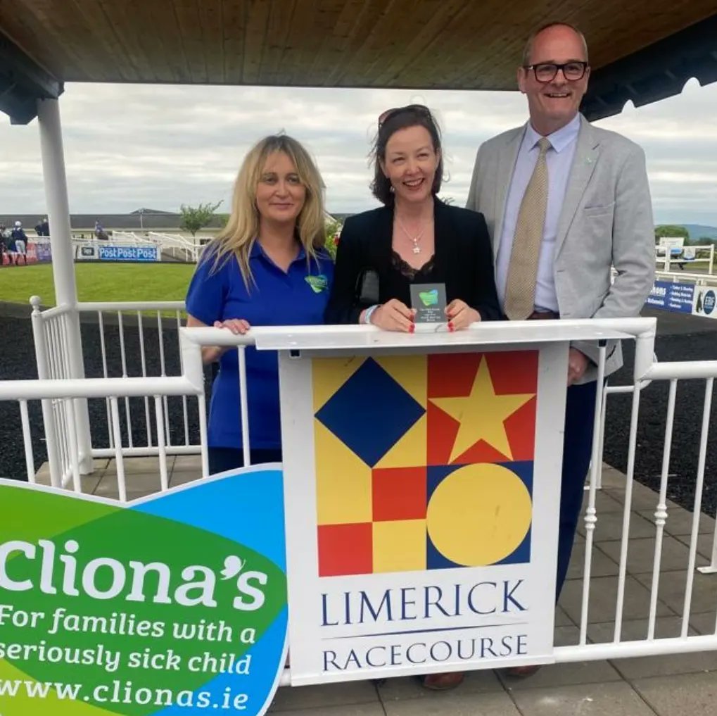 A fantastic evening @LimerickRaces with friends and supporters @ClionasFDN Congrats
@themariamchale 
Race 6 Sponsor Winner. 
No 13 Glen Ava.
Jockey: 
Patrick M O Brien
Trainer: 
Ms Claire O' Connell.
Owner: 
Ms Claire O' Connell.
#winnerwinners 
#foundationwinners
#winneralright