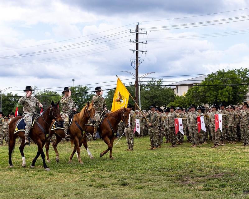 1stCavalryDiv's tweet image. 3d Cavalry Regiment bid farewell to Col. Kevin Bradley and Command Sgt. Maj. Jason Dein during a change of command ceremony at Cooper Field, while welcoming Col. Jeffrey Barta and Command Sgt. Maj. Mikael McInroy to the #BraveRifles family. 
#BloodAndSteel | @3dUSCAV  @iii_corps