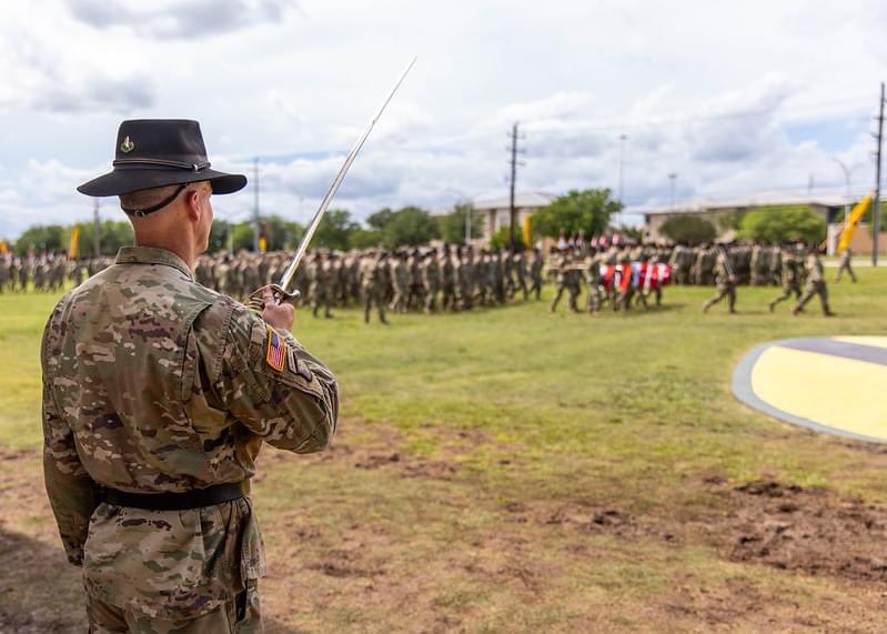 1stCavalryDiv's tweet image. 3d Cavalry Regiment bid farewell to Col. Kevin Bradley and Command Sgt. Maj. Jason Dein during a change of command ceremony at Cooper Field, while welcoming Col. Jeffrey Barta and Command Sgt. Maj. Mikael McInroy to the #BraveRifles family. 
#BloodAndSteel | @3dUSCAV  @iii_corps