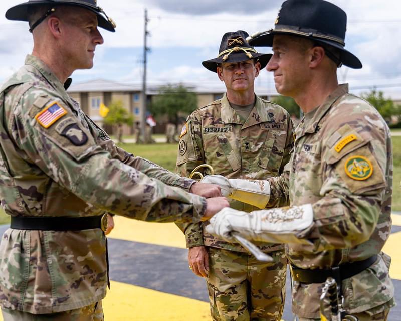 1stCavalryDiv's tweet image. 3d Cavalry Regiment bid farewell to Col. Kevin Bradley and Command Sgt. Maj. Jason Dein during a change of command ceremony at Cooper Field, while welcoming Col. Jeffrey Barta and Command Sgt. Maj. Mikael McInroy to the #BraveRifles family. 
#BloodAndSteel | @3dUSCAV  @iii_corps