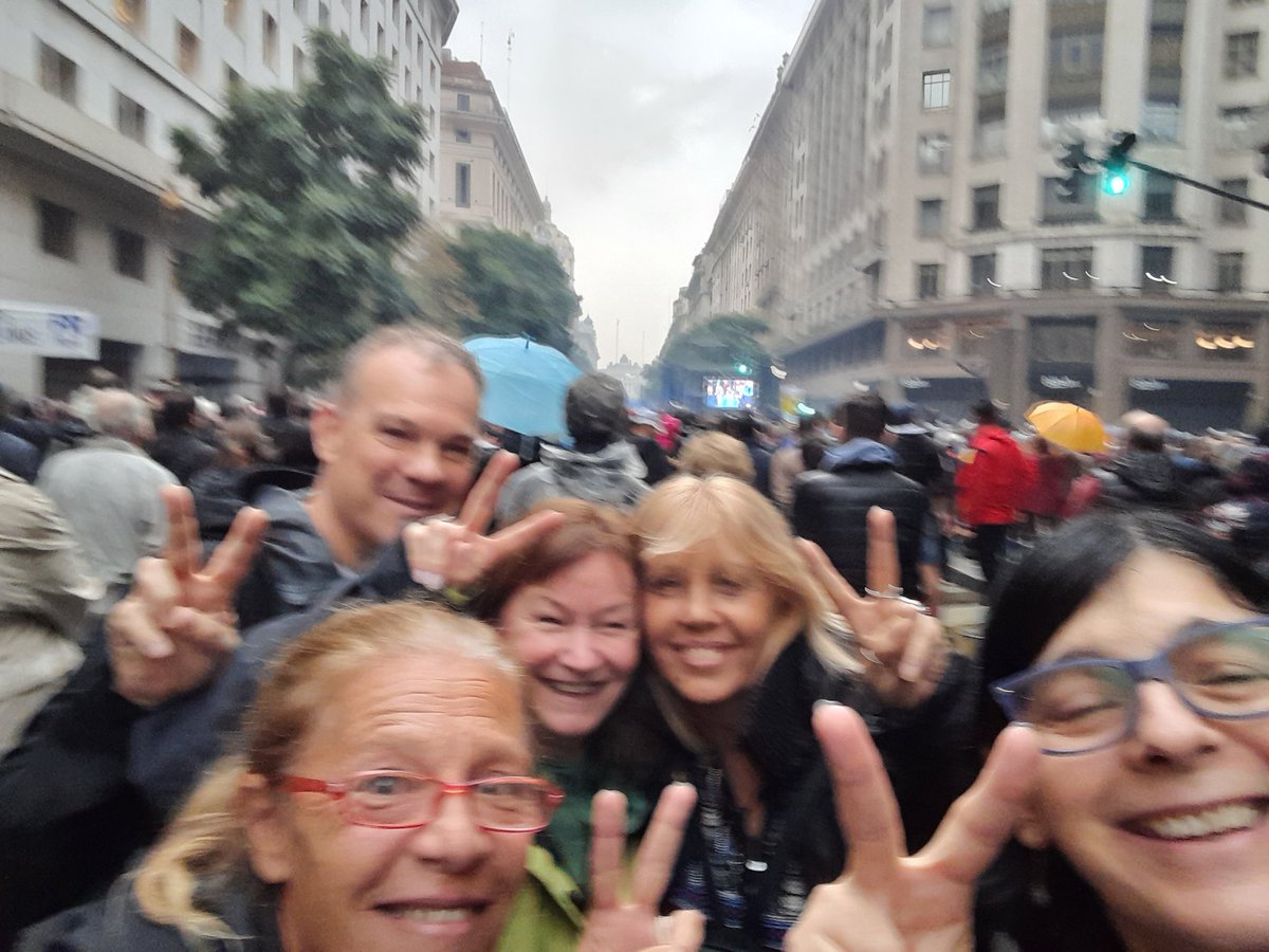 mer_6103's tweet photo. Siempre junto a la Jefa. https://t.co/JabRN46Wri
