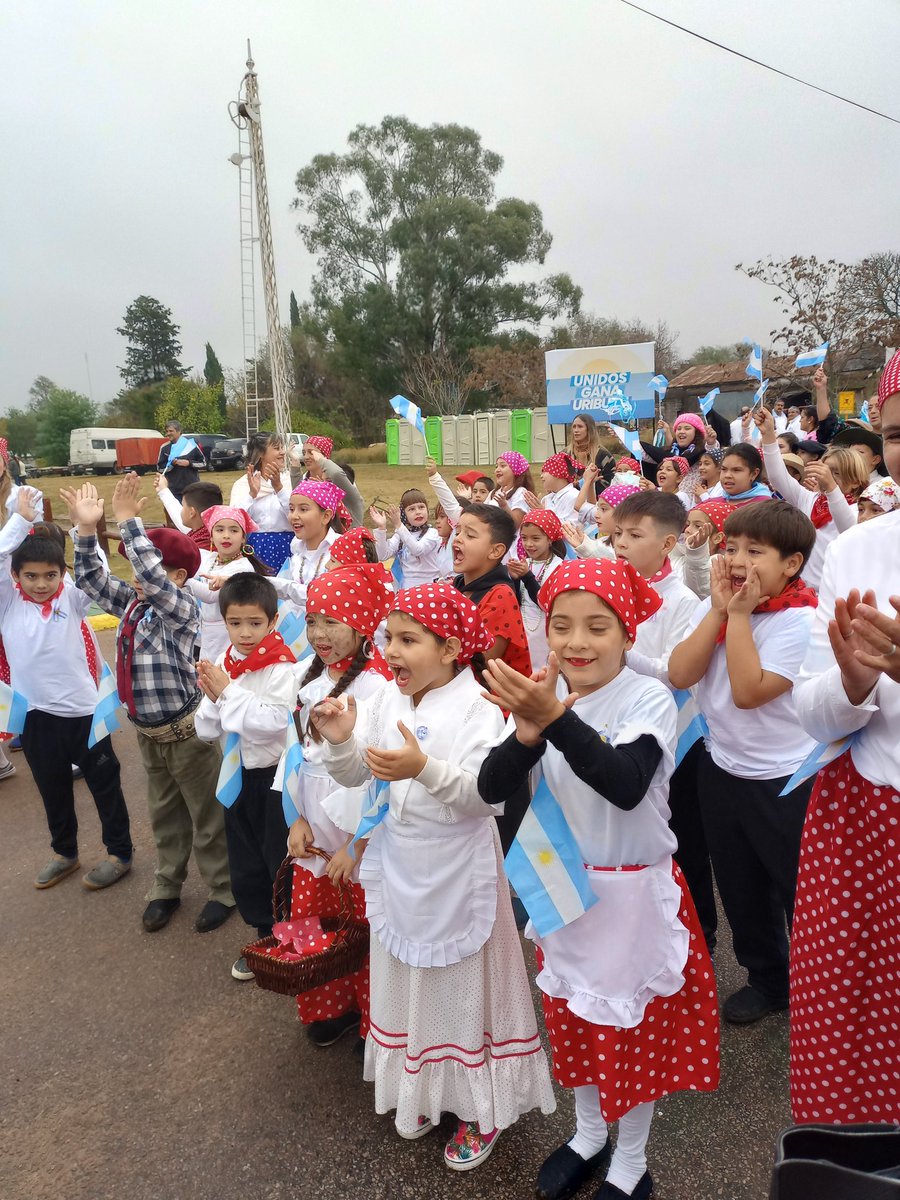 sandra_972's tweet photo. #TNCentral acto Uriburu La Pampa Escuela N°24 https://t.co/Mf3QbzZJX4