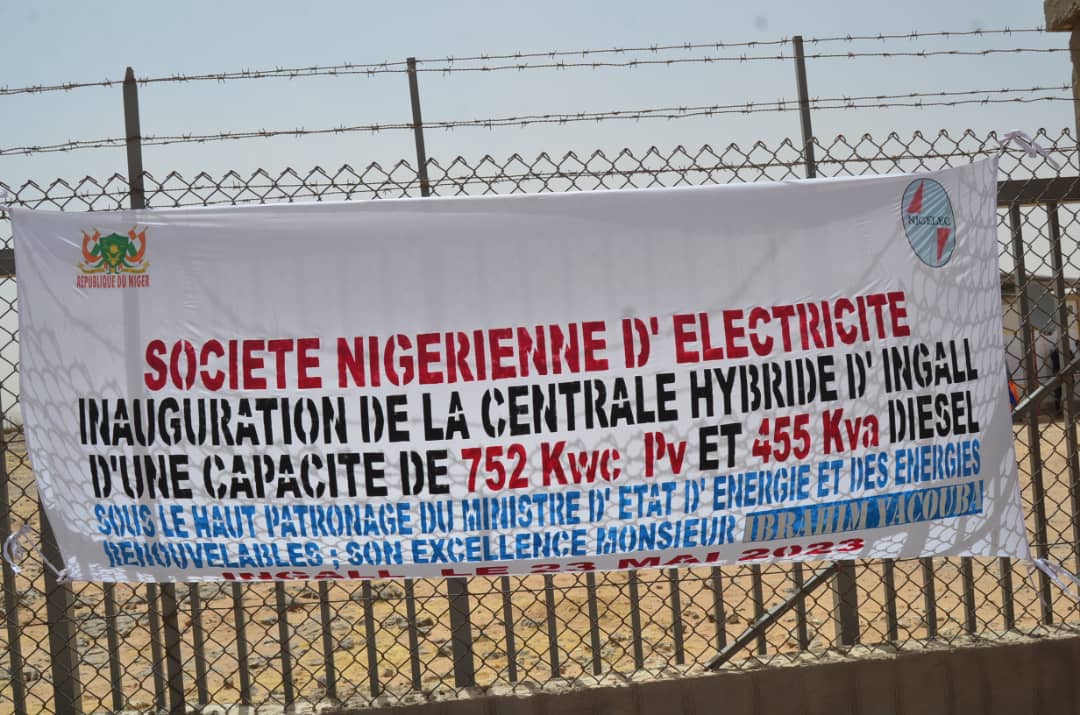 Ibrahimayacoub's tweet photo. J'ai présidé ce jour,l'inauguration de la Centrale hybride solaire-diesel d'#Ingall,#Agadez.Cette Centrale va désormais couvrir à plus de 100% les besoins de la ville, 24h/24.
La construction de 29 km de lignes a permis de couvrir l'ensemble des quartiers de la ville d'Ingall. https://t.co/8xGHAcFQnN