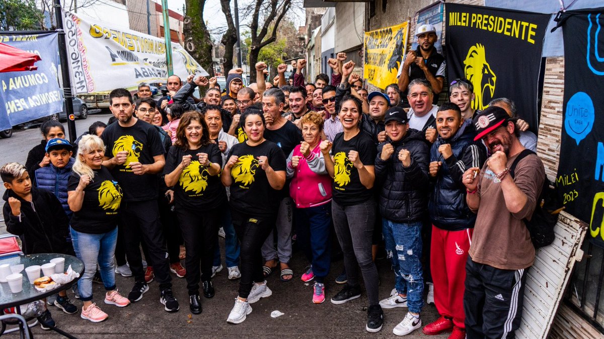 LMontenegrochdk's tweet photo. VIVA LA PATRIA!!! #25DeMayo #Argentina #militancia https://t.co/3HQmxIvcQ2