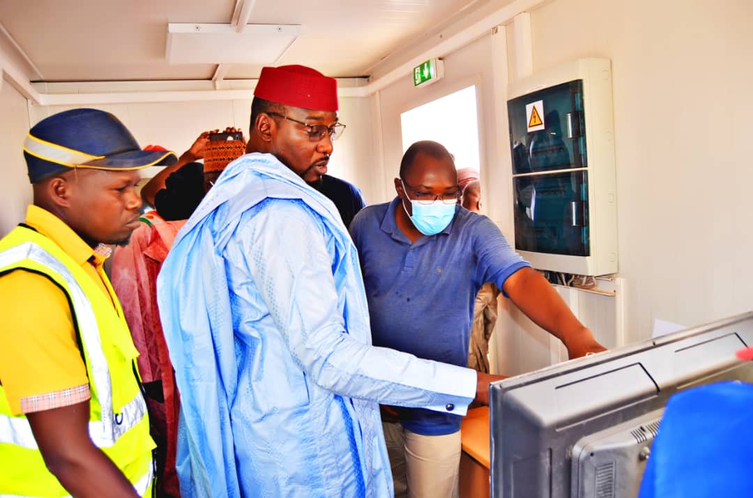 Ibrahimayacoub's tweet photo. J'ai présidé ce jour,l'inauguration de la Centrale hybride solaire-diesel d'#Ingall,#Agadez.Cette Centrale va désormais couvrir à plus de 100% les besoins de la ville, 24h/24.
La construction de 29 km de lignes a permis de couvrir l'ensemble des quartiers de la ville d'Ingall. https://t.co/8xGHAcFQnN