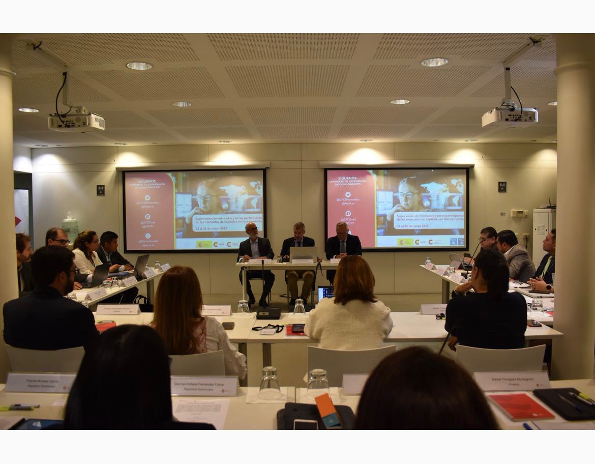 SuperintEC's tweet photo. El superintendente @marcoslopez59 participó en el Curso sobre Supervisión de Mercados y otros Participantes de los Mercados de Capitales en Iberoamérica, organizado por el Instituto Iberoamericano de Mercados de Valores (IIMV). El evento se desarrolló en Montevideo, Uruguay. https://t.co/mOAJFeXtRP