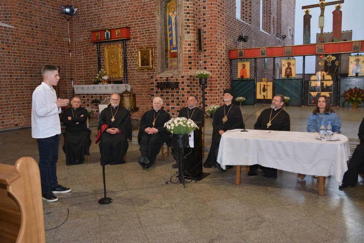 EpiskopatNews's tweet image. Biskupi Stałego Synodu Ukraińskiego Kościoła Greckokatolickiego #UKGK spotkali się we Wrocławiu z młodzieżą przebywającą poza granicami #Ukraina z powodu wojny.

#Relacja: tinyurl.com/bdc7p89b

#Wideo: tinyurl.com/mpatycf8

#Zdjęcia: tinyurl.com/3s886bnp