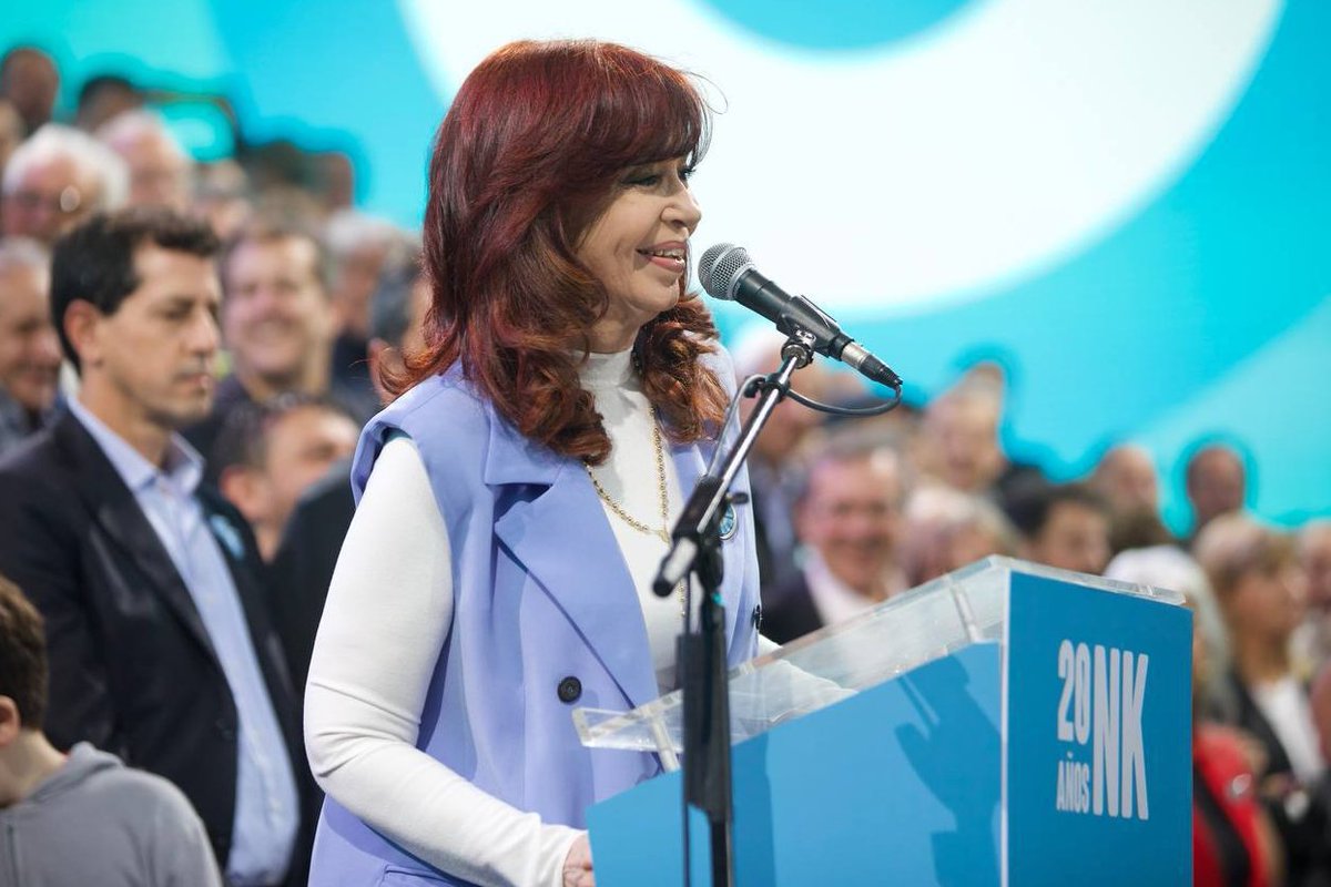 Kicillofok's tweet photo. "Yo soy del pueblo y de ahí no me muevo", @CFKArgentina.

Un día histórico en la Plaza de Mayo junto a compañeros y compañeras, recordando a Néstor para pensar qué Argentina queremos 🇦🇷💙 https://t.co/UCWw3SUmQq