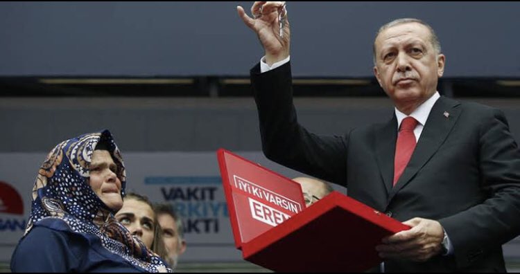 Bi anne düşünün evladı toprakta canını kaybetmiş ve ona ev veriyorsunuz geri geldi mi hayır yüzüne bakınca ev anahtarından mutlu oldu mu hayır bi de bana ev verildi diye reklamı oldu. Sağ elin verdiğini sol el görmemeli
