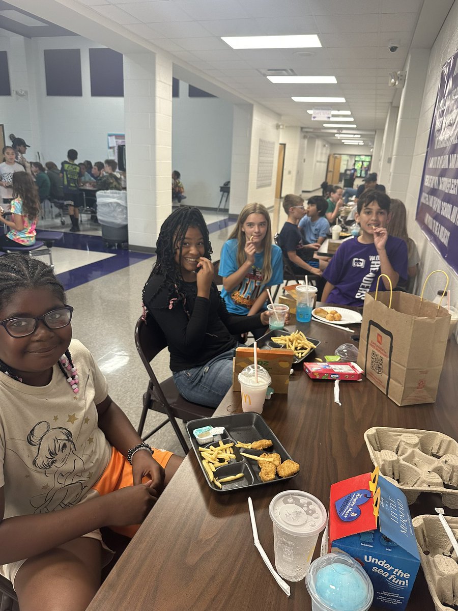 Haylee_Hobson13's tweet photo. Lunch for my 4th and 5th grade first place winners from our #PBL pollination research project! #Angletonisd #wildcats #CelebratingCentral https://t.co/0yM1699JOa