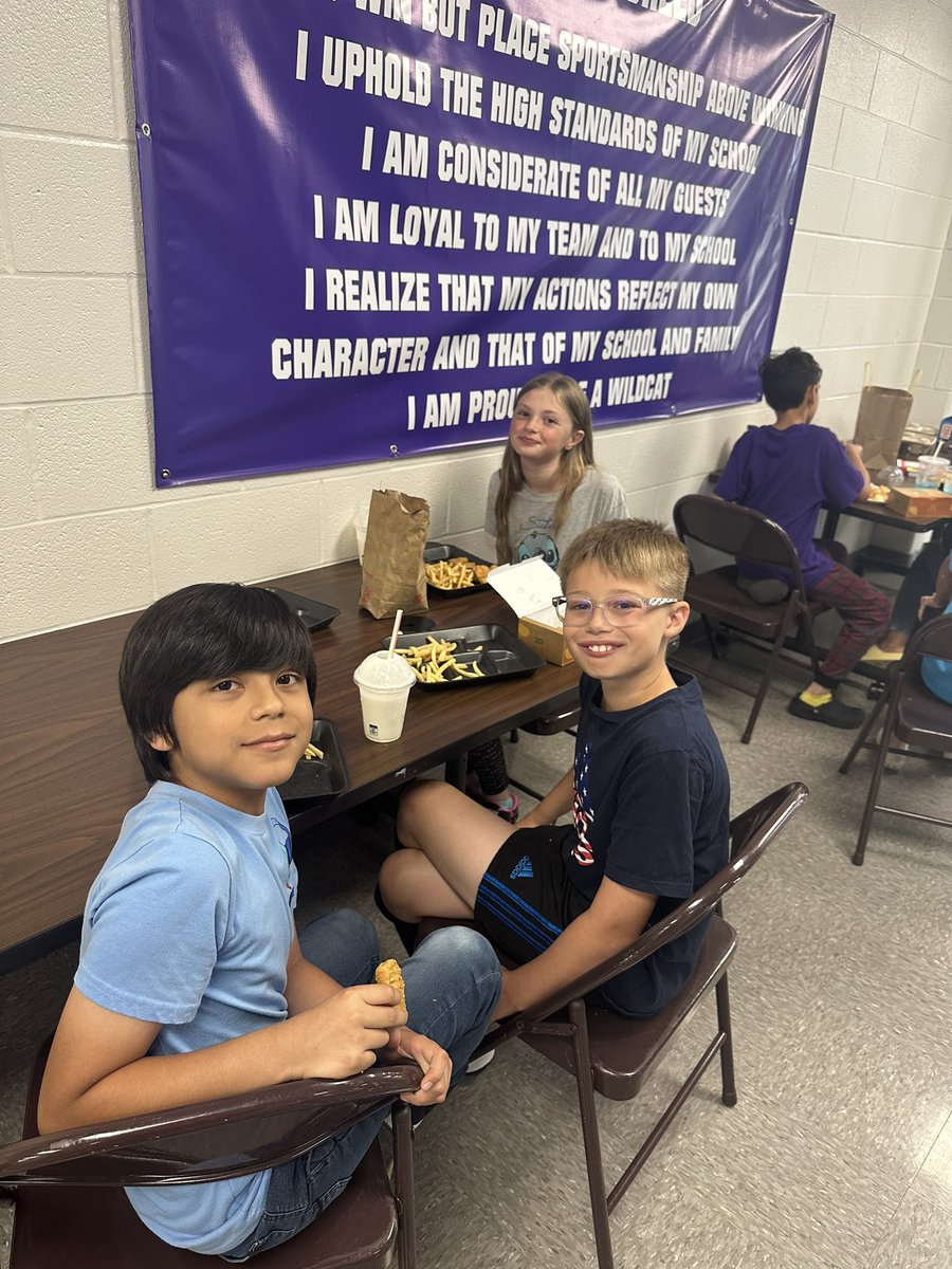 Haylee_Hobson13's tweet photo. Lunch for my 4th and 5th grade first place winners from our #PBL pollination research project! #Angletonisd #wildcats #CelebratingCentral https://t.co/0yM1699JOa
