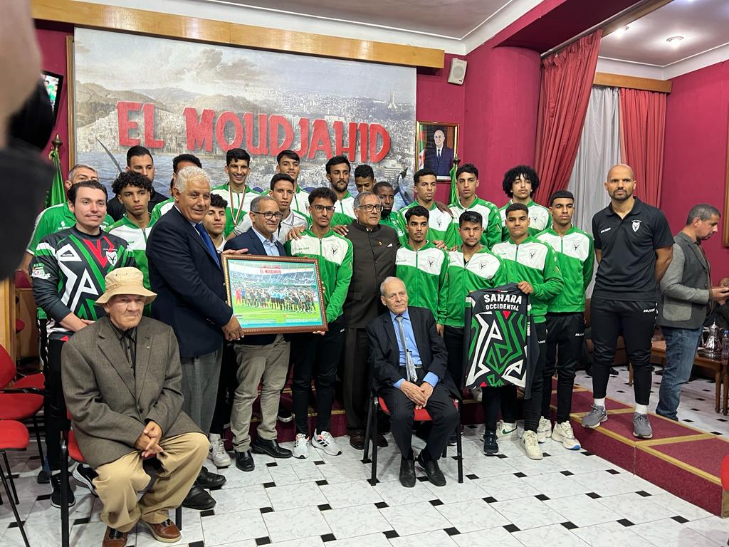 JAriasPalacio's tweet photo. Impulsando la diplomacia pueblo a pueblo les presento la 1° Selección Nacional de #Fútbol de la #RASD quienes manifestaron su deseo de jugar con nuestra Selección Nacional de Venezuela.  @NicolasMaduro @MervinMaldonad0 @yvangil @C
https://t.co/16Z9jbFHT1 https://t.co/g2gsaa8K8I