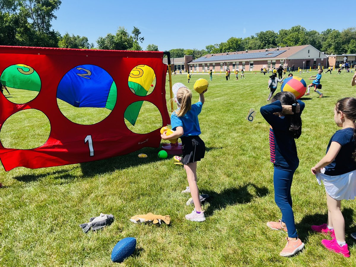 saralizbright's tweet photo. Team work makes the dream work! #FieldDay2023 #hawkishappening https://t.co/mFTJtEECV6