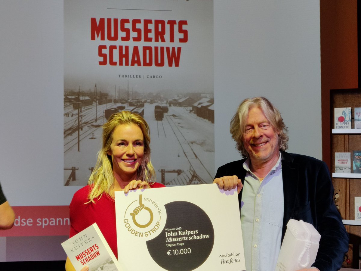 John Kuipers heeft de NBD Biblion Gouden Strop gewonnen met Musserts Schaduw. goudenstrop.nl Marion Pauw, die de strop vorig jaar won, overhandigde hem de prijs. Het was een feestje, net als de Avond van het Spannende boek in de Utrechtse bibliotheek daarna.