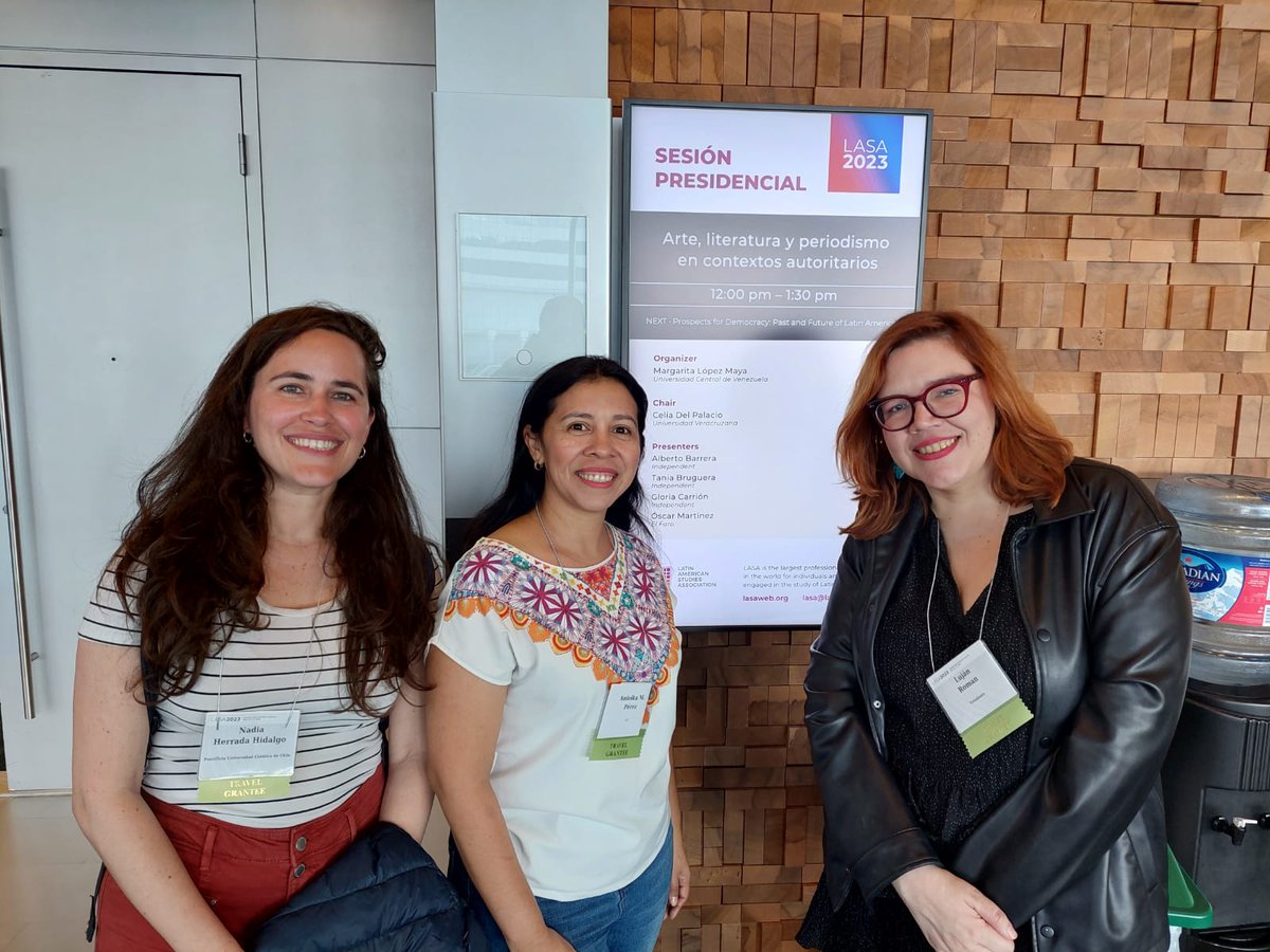 fcomuc's tweet photo. Las estudiantes del Doctorado en Ciencias de la Comunicación @Anielka87523813 y @lujanaponte y la graduada este programa, @nadia_herrada están en el congreso #LASA2023, para compartir los avances en sus investigaciones y también tener instancias de camaradería. https://t.co/QjG9tA2rYY