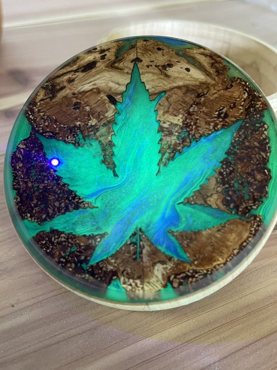 Themagicwoodbus's tweet photo. Giveaway time!! 🥳

I am going to give this canister and tray away. All you have to do is like, share, and follow. 

Both are handmade with solar power using Maple. The canister is Red Oak burl. The leaves are laser engraved and filled with Alumilite. Drawing on Sunday at 4:20. https://t.co/pymlj822WQ