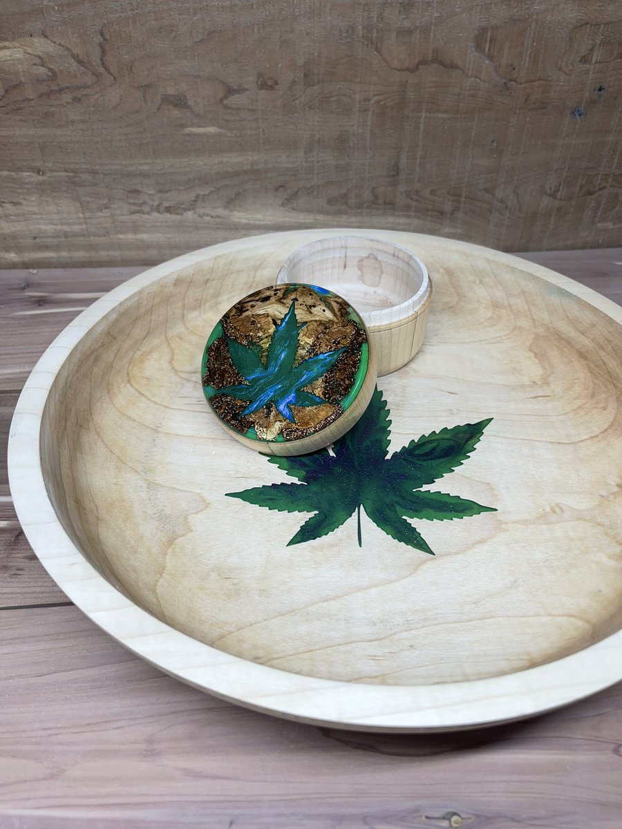 Themagicwoodbus's tweet photo. Giveaway time!! 🥳

I am going to give this canister and tray away. All you have to do is like, share, and follow. 

Both are handmade with solar power using Maple. The canister is Red Oak burl. The leaves are laser engraved and filled with Alumilite. Drawing on Sunday at 4:20. https://t.co/pymlj822WQ