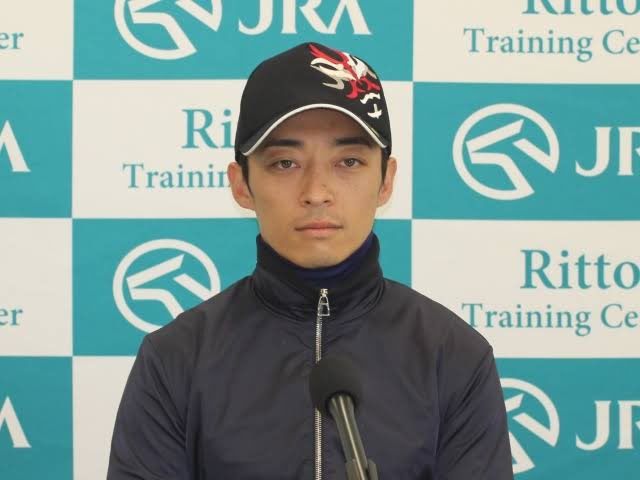 toga_uma's tweet photo. 1枚目、ダービーの枠順発表を待つ川田将雅騎手

2枚目、枠順が出た直後の川田将雅騎手

3枚目、JRAへの負の感情を必死に抑える川田将雅騎手 https://t.co/NIhgI4Kidi