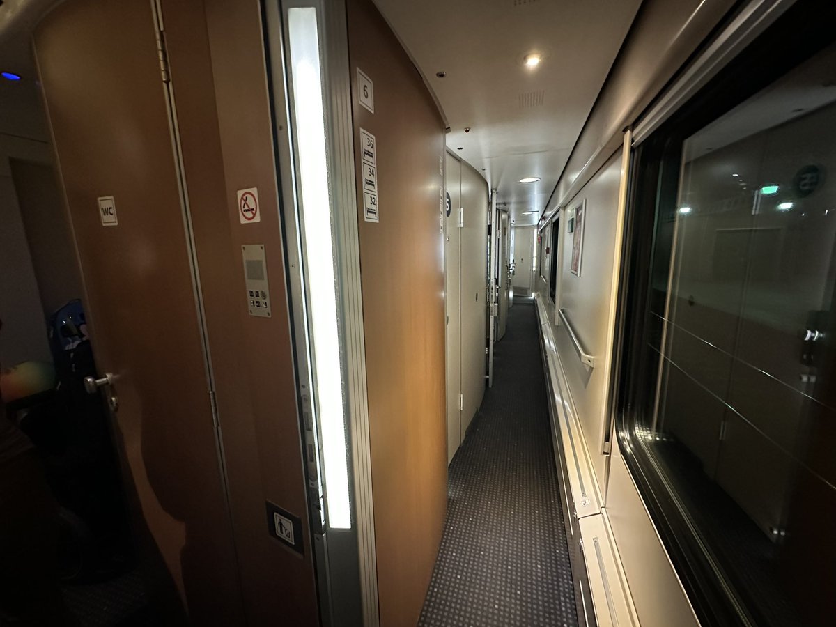 dieg0's tweet photo. Frühstück und, ganz wichtig, Hausschlappen inklusive. 😆 #EN443 #Nachtzug #Nighttrain https://t.co/d5DDwxpvOj