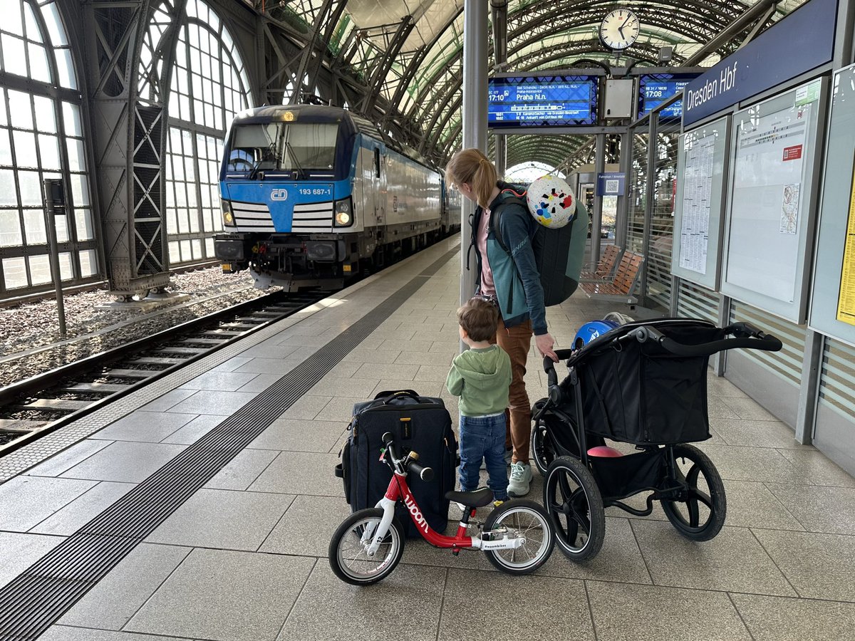 dieg0's tweet photo. Das Abendessen im #Speisewagen des #EC177 von #Dresden🇩🇪 nach #Prag🇨🇿 durfte natürlich auch nicht fehlen. Ab Děčín🇨🇿 gibt‘s auf tschechischer Seite „Happy Hour“-Preise (- 33% auf Speisen, Bier zum halben Preis). 😋 #DiningCar https://t.co/f5ESLjYXmV