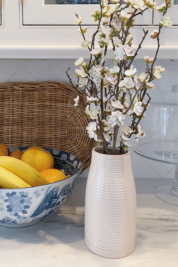 PrestigeRlty's tweet image. There are easy ways to diversify an all-white kitchen's #interiordesign. Check out this #homeguide for ideas.  cpix.me/a/170266676