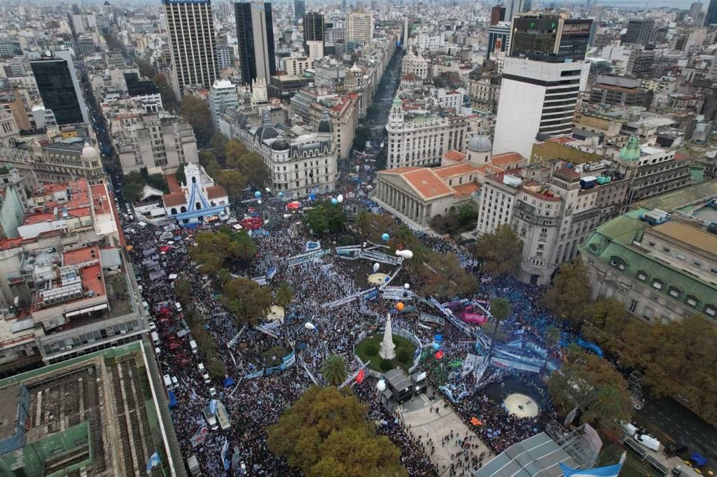 EstelaEDiaz's tweet photo. Junto a medio millón de personas acompañamos a la Vicepresidenta @CFKArgentina en el acto por el 20° aniversario de la asunción presidencial de #NéstorKirchner en un día tan especial para nuestra Patria como el 25 de Mayo 🇦🇷 https://t.co/TCPmxqfB3s