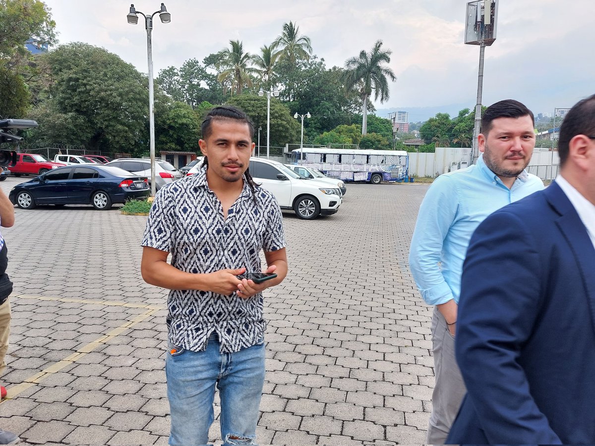 Alex Portillo, abogado de <a href="/asofutproes/">ASOFUTPROES</a>, llegó a las instalaciones de la <a href="/fesfut_sv/">FESFUT</a> y en minutos dará declaraciones sobre la decisión de <a href="/primerafutboles/">LaPrimera</a> de finalizar el #Clausura2023.

Le acompaña <a href="/Gmayen14/">Gerson Levi Mayen</a>, capitán de <a href="/cdaguilaoficial/">C.D. ÁGUILA</a>.

@Fanaticos21