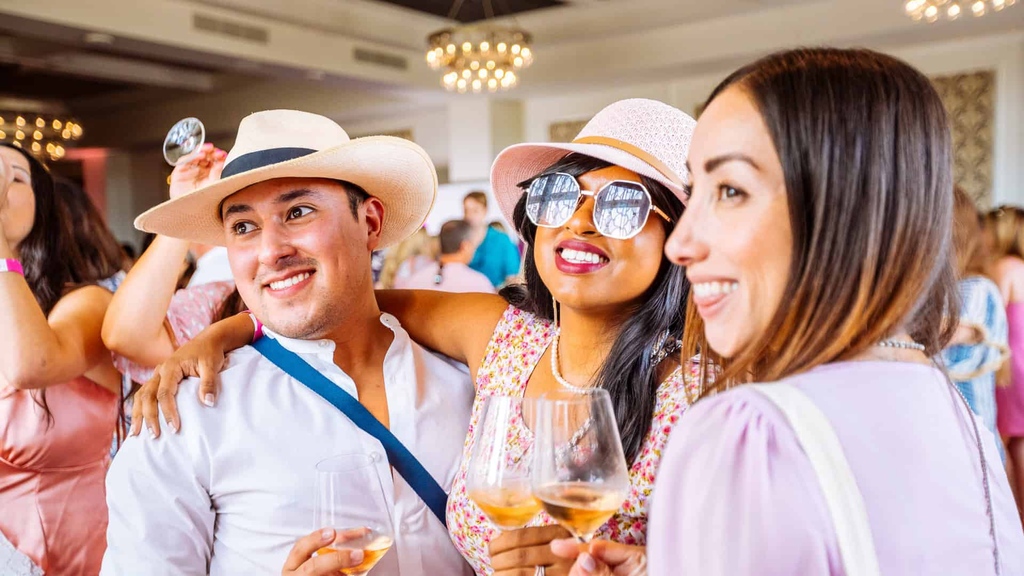 Celebrate #NationalRoséDay on June 10 at this year’s Rosé by the Bay event 🍷

Get your pink and white outfits ready! >> l8r.it/8dWX