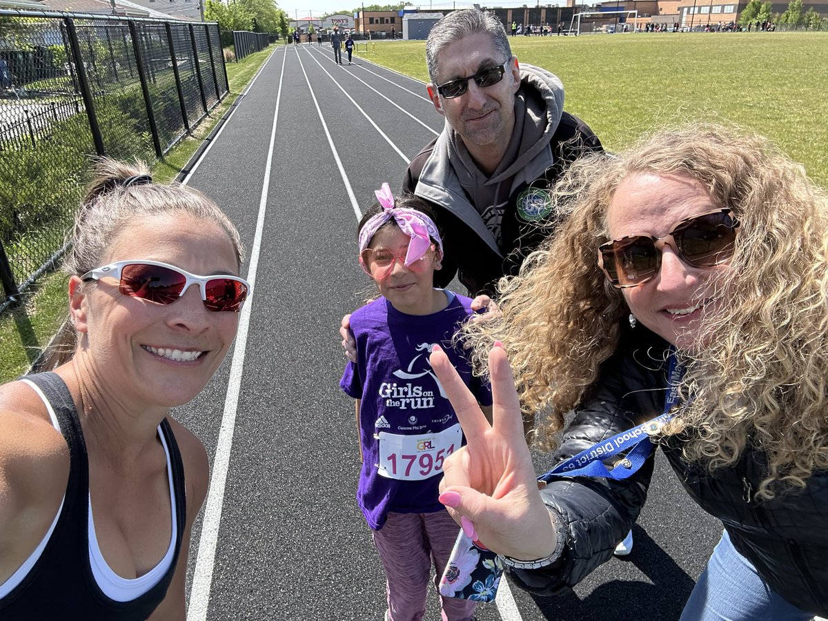 Got our selfie in with <a href="/sussman_howard/">Howard Sussman</a>  and <a href="/EllianEydis/">Ellian Eydis</a>  at the Girls on the Run 5k this afternoon!! <a href="/MarkTwainD63/">Mark Twain School</a>