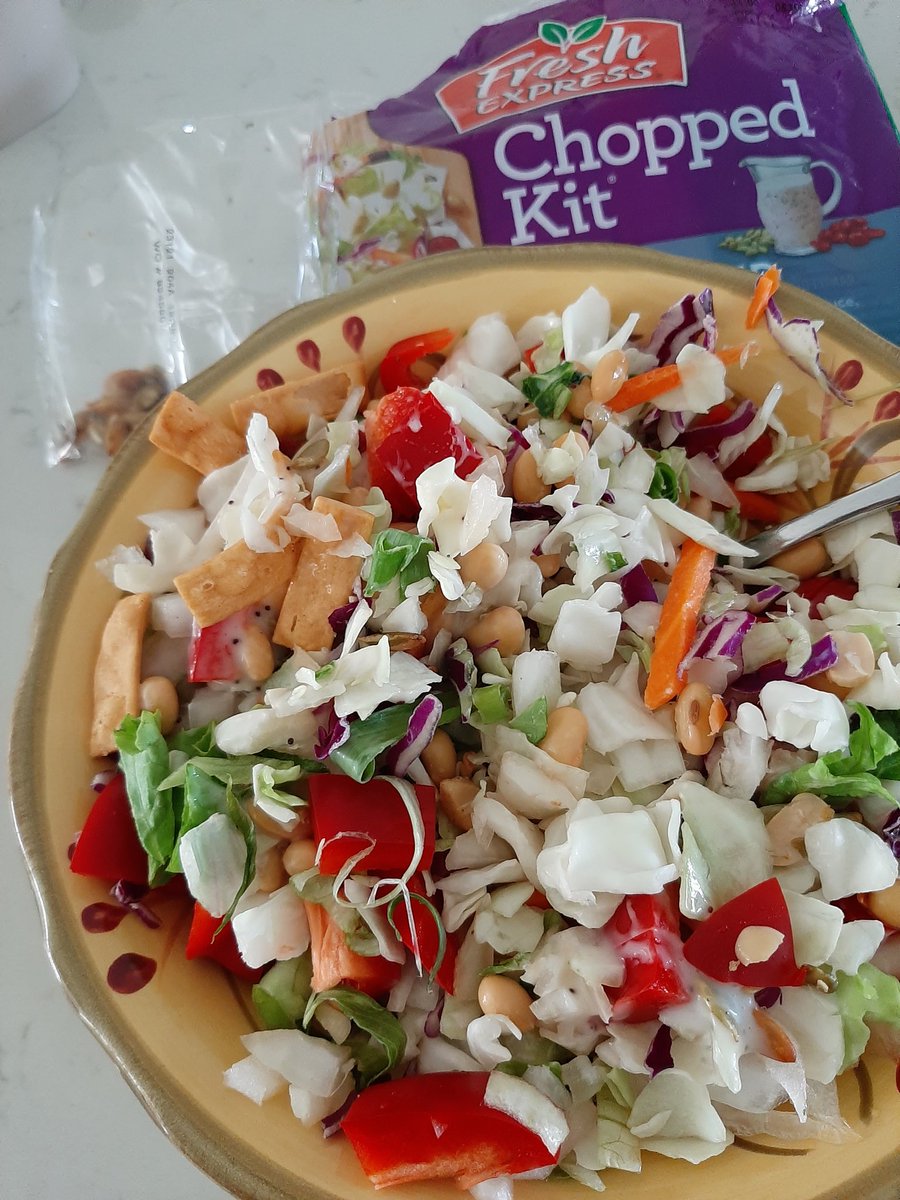 @FreshUpdates #freshsaladcreations
#Sweepstakes  too tired to cook  big dinner tonight.  Fresh Express salad kit to the rescue