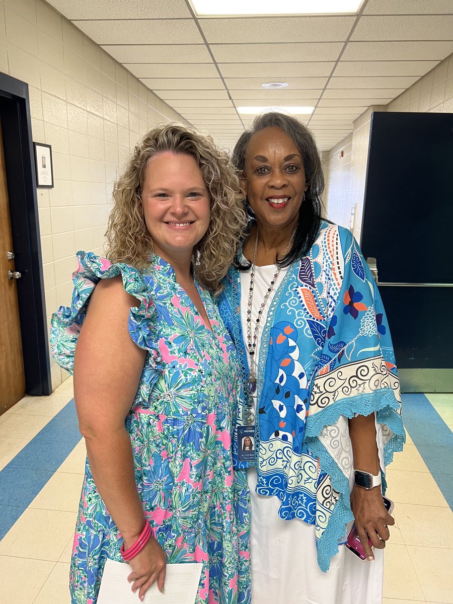 BeasonTrish's tweet photo. Another twinning moment. Beason and Mabus https://t.co/xwtjTACsML
