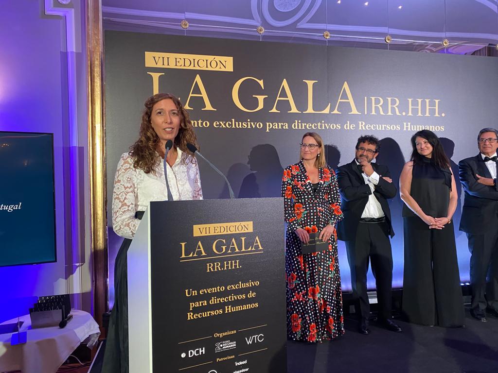 ForoRRHH's tweet photo. 🏆#2PREMIO @GrupoFacthum a la Trayectoria Directiva de RRHH patrocinado por @KPMG_ES
👤 @silvinauviz, Directora Recursos Humanos @MicrosoftES
🎙️ “Es un orgullo inmenso recibir un premio a la trayectoria. Una trayectoria que me ha permitido conocer a profesionales maravillosos” https://t.co/kxcIXUMqIP