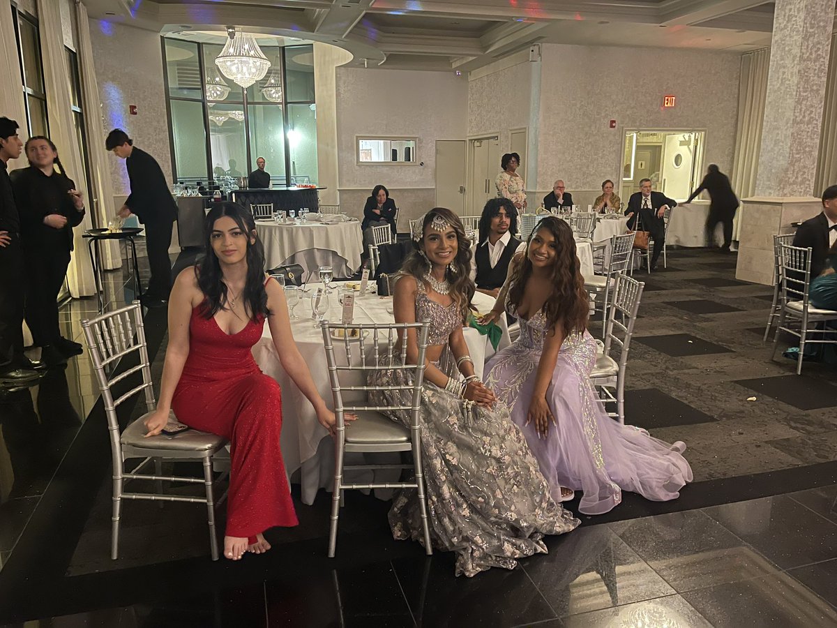 The Class of 2023 had a wonderful evening last night celebrating their Senior Prom at Mulino’s at Lake Isle! #Classof2023 #Prom #Seniors