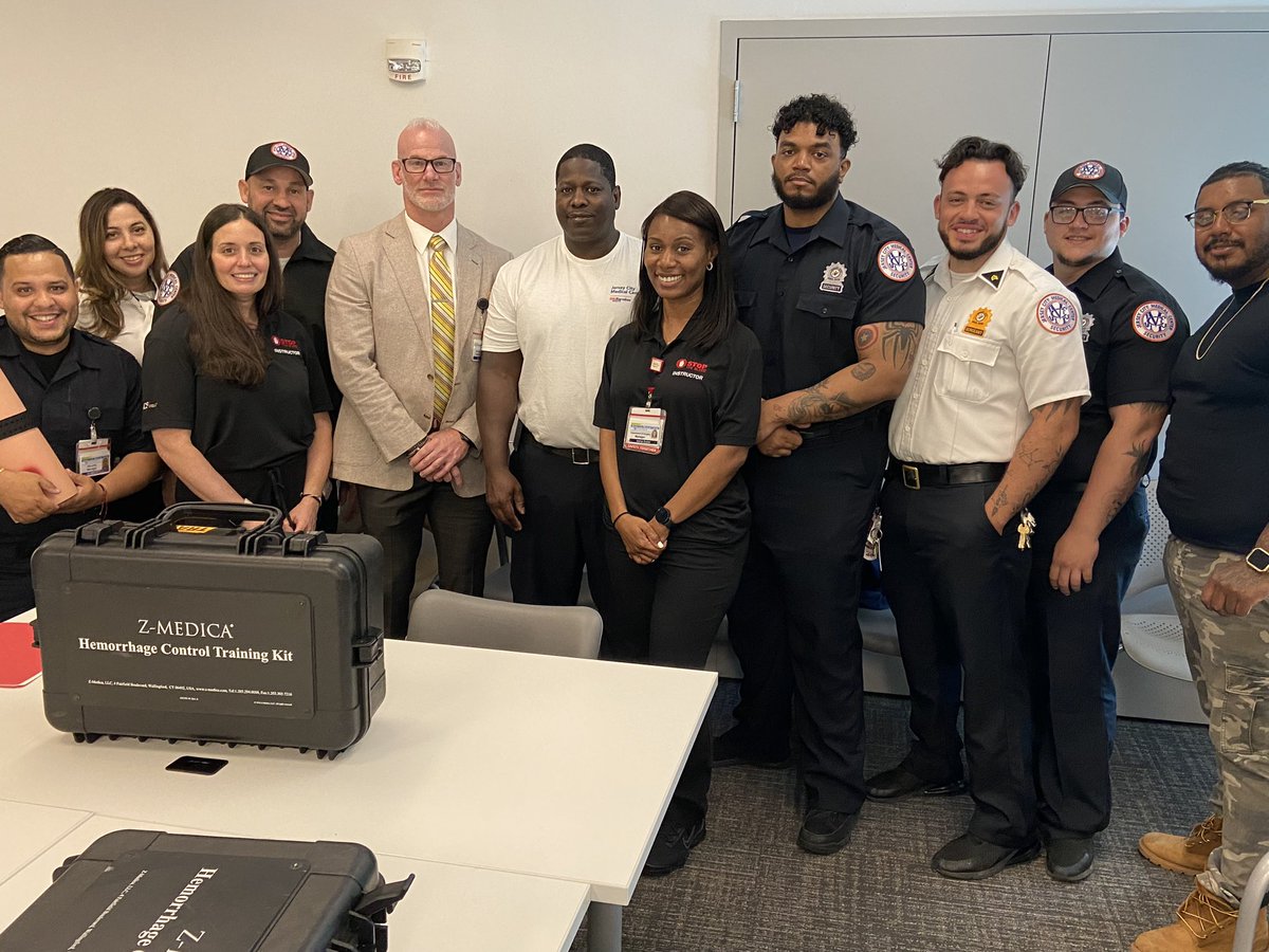 JCMedCenter's tweet image. Today is National Stop the Bleed Day and our Security Team received valuable training on bleeding control techniques that could save lives. #Ourtraumateamsaveslives #StoptheBleed #acos #hudsoncountynj