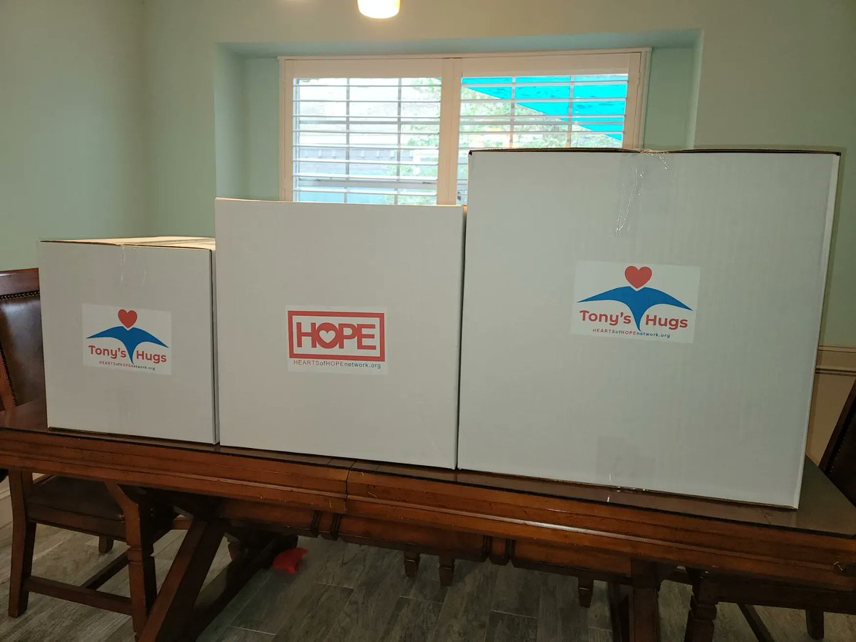 Our Hearts of Hope families come in all sizes and so do our Tony's Hugs gift boxes.  If you know of a family with a critically ill child that can use some help please tell them about us.  buff.ly/2XbLr1W  Or you can donate at.  buff.ly/2Zpi7Tl