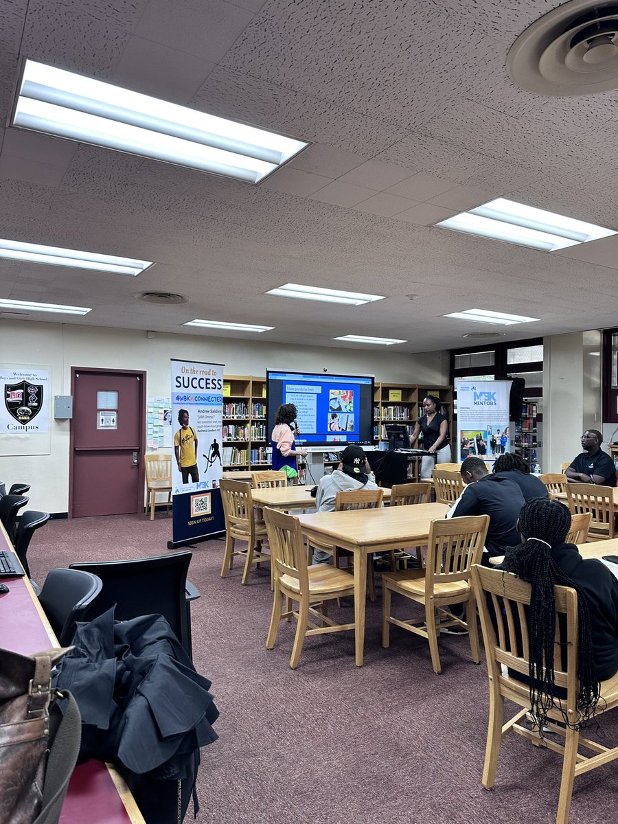 JaniceRossPOCL's tweet photo. Incredible things happening in BKNHS and all under the Pedagogy of Critical Love. Honoring PCs who support our students, hearing from our MBKstudents pitch their future businesses during BKNHS Shark Tank @KatrenaPerou and young students engaging with @NYCMayor around gun violence https://t.co/i766dnqp4N