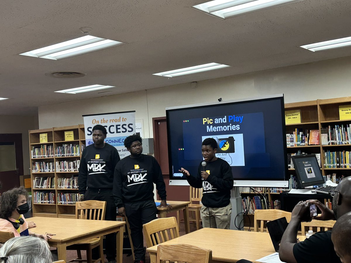 JaniceRossPOCL's tweet photo. Incredible things happening in BKNHS and all under the Pedagogy of Critical Love. Honoring PCs who support our students, hearing from our MBKstudents pitch their future businesses during BKNHS Shark Tank @KatrenaPerou and young students engaging with @NYCMayor around gun violence https://t.co/i766dnqp4N