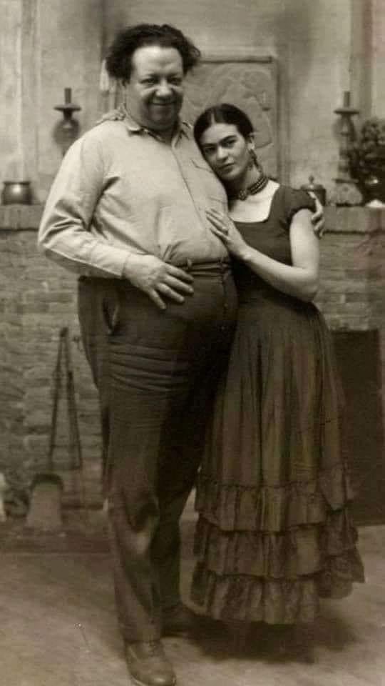 JoseFerreiraj94's tweet photo. La carta que la artista Frida Kahlo escribió a su marido Diego Rivera, antes de amputársele el pie, es considerada una de las cartas más famosas de separación entre celebridades, que contiene sentimientos verdaderos opuestos entre el amor, el odio y la ira.

México, 1953

Sr. mío Don Diego:

Escribo esto desde el cuarto de un hospital y en la antesala del quirófano. Intentan apresurame pero yo estoy resuelta a terminar ésta carta, no quiero dejar nada a medias y menos ahora que sé lo que planean, quieren herirme el orgullo cortándome una pata… Cuando me dijeron que habrían de amputarme la pierna no me afectó como todos creían, NO, yo ya era una mujer incompleta cuando le perdí, otra vez, por enésima vez quizás y aún así sobreviví.

No me aterra el dolor y lo sabes, es casi una condición inmanente a mi ser, aunque sí te confieso que sufrí, y sufrí mucho, la vez, todas las veces que me pusiste el cuerno…nó sólo con mi hermana sino con otras tantas mujeres…¿Cómo cayeron en tus enredos? Tú piensas que me encabroné por lo de Cristina pero hoy he de confesarte que no fue por ella, fue por ti y por mi, primero por mi porque nunca he podido entender ¿qué buscabas, qué buscas, qué te dan y qué te dieron ellas que yo no te di? Por que no nos hagamos pendejos Diego, yo todo lo humanamente posible te lo di y lo sabemos, ahora bien, cómo carajos le haces para conquistar a tanta mujer si estás tan feo hijo de la chingada…

Bueno el motivo de esta carta no es para reprocharte más de lo que ya nos hemos reprochado en esta y quién sabe cuántas pinches vidas más, es sólo que van a cortarme una pierna (al fin se salió con la suya la condenada)… Te dije que yo ya me hacía incompleta de tiempo atrás, pero ¿qué puta necesidad de que la gente lo supiera? Y ahora ya ves, mi fragmentación estará a la vista de todos, de ti… Por eso antes que te vayan con el chisme te lo digo yo “personalmente”, disculpa que no me pare en tu casa para decírtelo de frente pero en éstas instancias y condiciones ya no me han dejado salir de la habitación ni para ir al baño. No pretendo causarte lástima, a ti ni a nadie, tampoco quiero que te sientas culpable de nada, te escribo para decirte que te libero de mí, vamos, te “amputo” de mi, sé feliz y no me busques jamás. No quiero volver a saber de ti ni que tú sepas de mí, si de algo quiero tener el gusto antes de morir es de no volver a ver tu horrible y bastarda cara de malnacido rondar por mi jardín.

Es todo, ya puedo ir tranquila a que me mochen en paz.

Se despide quien le ama con vehemente locura, Su Frida.