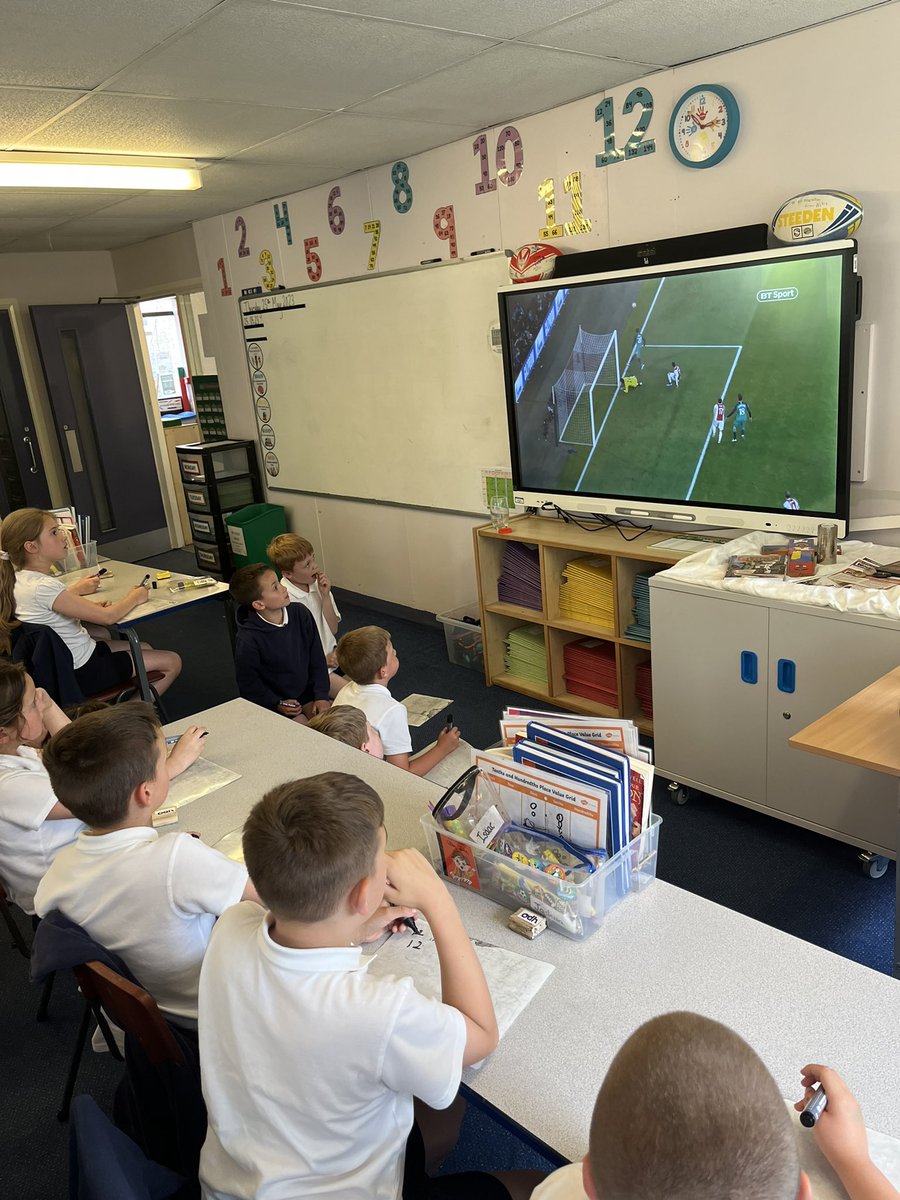 sbcps1's tweet image. Year 4 have also been inspired by a visit from our former pupil today who gave a fascinating insight into what is is like to work as a performance analyst at Middlesbrough FC 💻 ⚽️ 

#sport #football #performanceanalyst #aspirationsweek #proudprimary