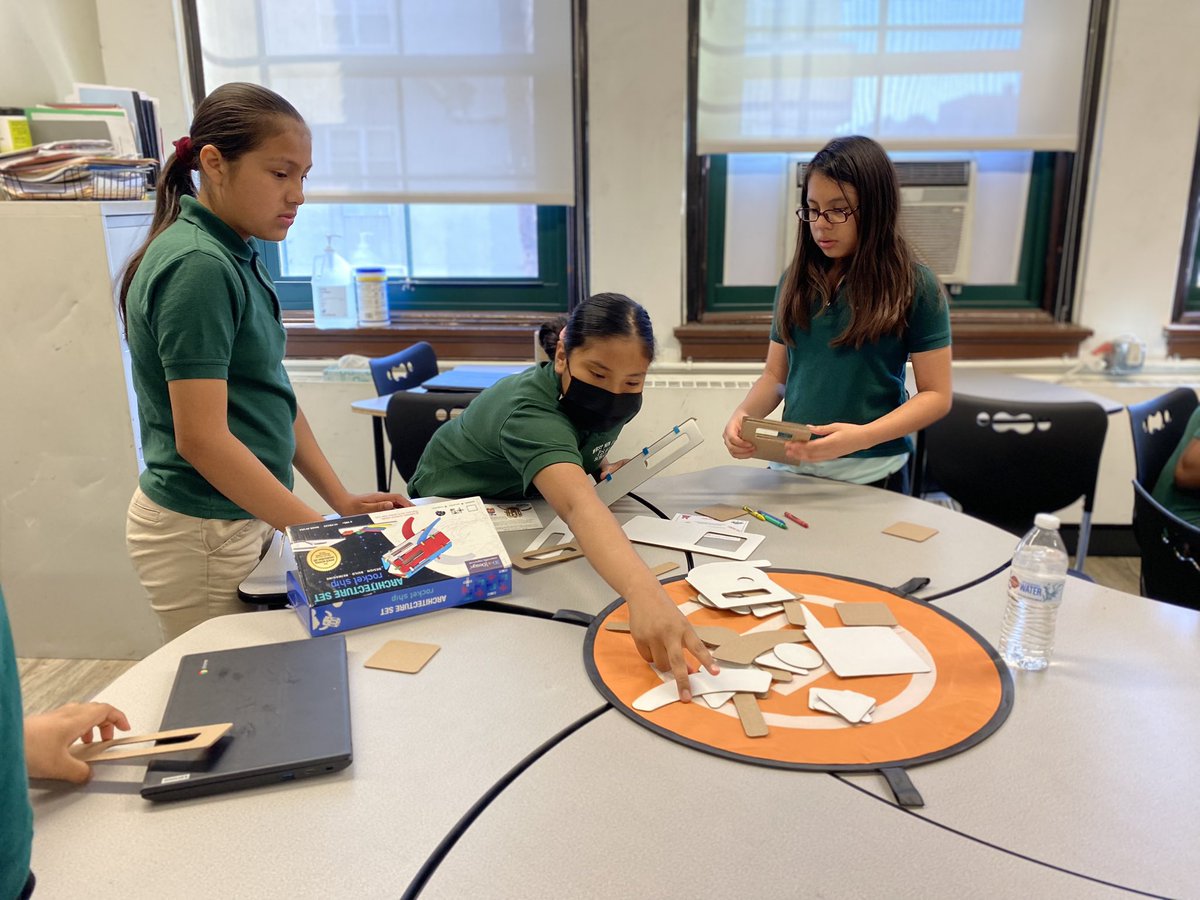 lisettmartinez7's tweet photo. Part 1- creating an entire outer space scene with planets, astronauts, a backdrop and space creatures. #thinkingoutofthebox @3Duxdesign @wnyps5 https://t.co/XHra2eh8Z6