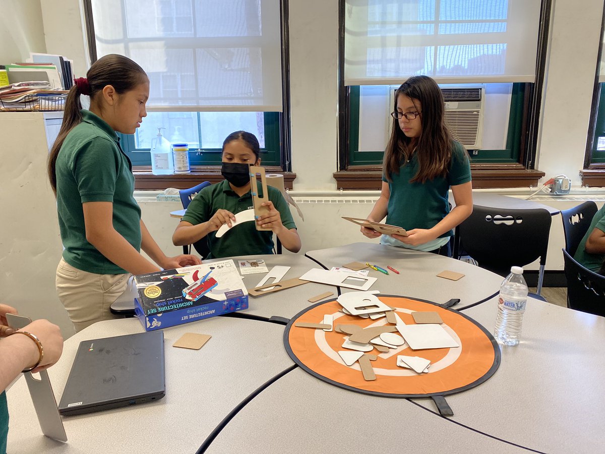 lisettmartinez7's tweet photo. Part 1- creating an entire outer space scene with planets, astronauts, a backdrop and space creatures. #thinkingoutofthebox @3Duxdesign @wnyps5 https://t.co/XHra2eh8Z6