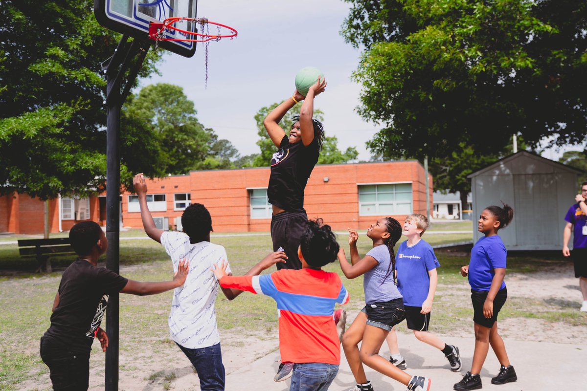ECUWBB's tweet photo. .@miyaa2tall and Morgan Moseley enjoyed some time with the kids at Sam D. Bundy Elementary earlier this morning.

We wish you all the best on your upcoming EOGs 🙌 https://t.co/0tre8lXHOm