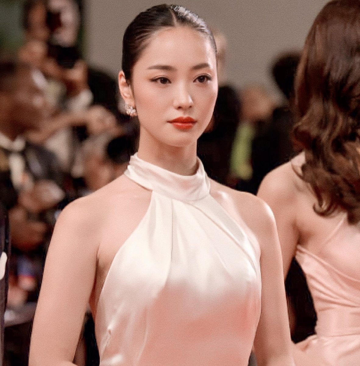 DoramaCenas's tweet photo. Jeon Yeobeen, a mulher mais linda que já passou pelo #Cannes e pela face dessa terra, segundo a revista eu https://t.co/daz7Acof5c