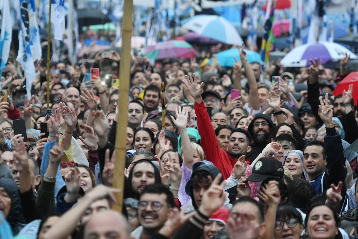 Les dejo su discurso completo en la Plaza de Mayo, a 20 años de la asunción de Néstor Kirchner: un documento histórico.

cfkargentina.com/discurso-en-pl…