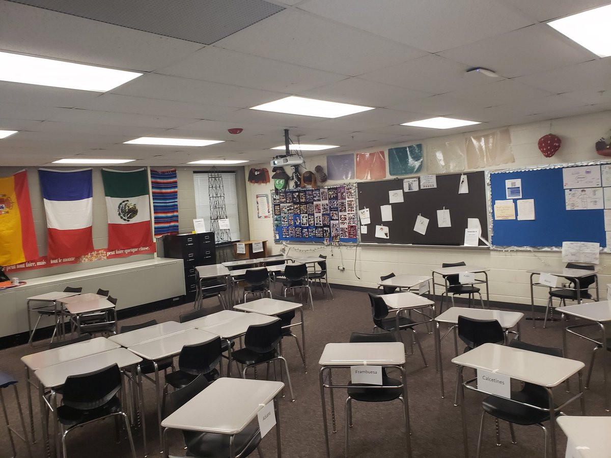 SraM_LZ95's tweet photo. B102 was the scene of some #controlledchaos today with 5 estaciones de reasons en la clase de Esp 2CP: 6 Mágico (Mi Lápiz), Guac-a-mole, Snowy Survival (@gimkit), other online reviews (@Blooket &amp; @Kahoot) + me.
Their laughter warmed my ❤!
#EndOfTheYearFun
@afulks2013 @Mr_Shifley https://t.co/eejfCodMXU