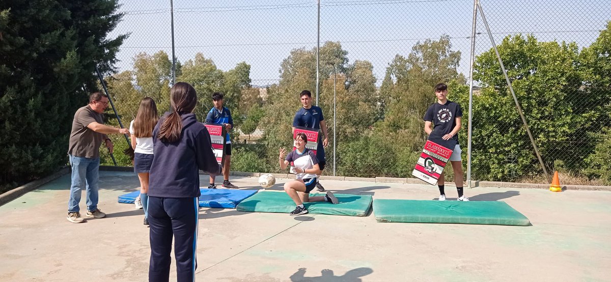 EscolapiaMerida's tweet photo. El rugby también se convierte en un deporte inclusivo con @meridadisports 🏉 #3ºESO #Atréveteacaminar https://t.co/vI4zmOHaaO